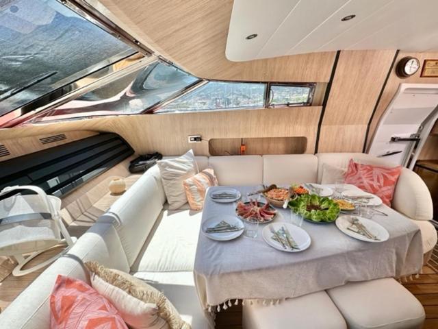 Hotel Motoryacht 21 Avec Equipage Barcellona Esterno foto