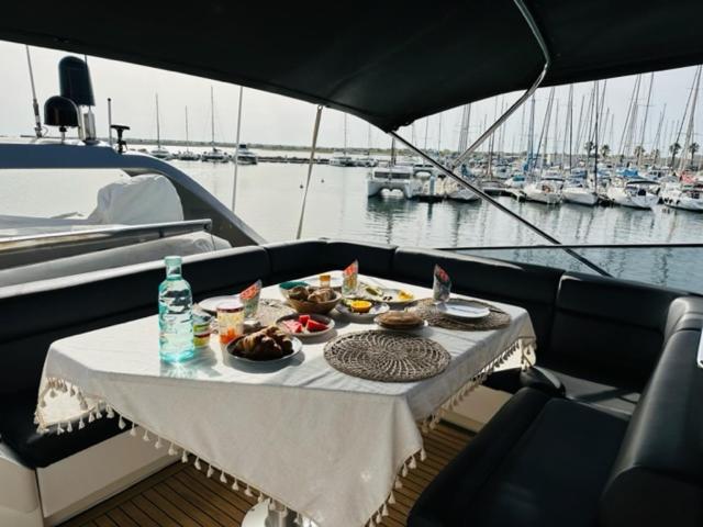 Hotel Motoryacht 21 Avec Equipage Barcellona Esterno foto