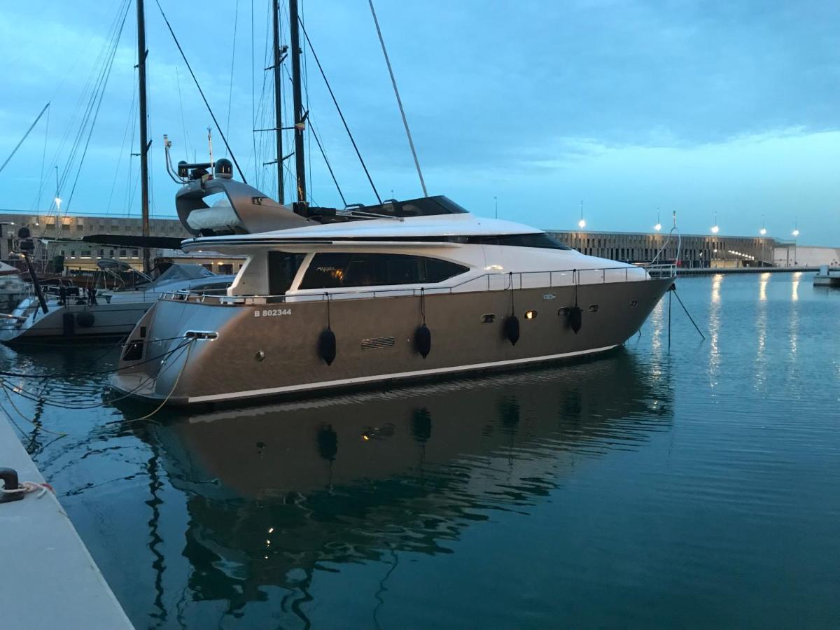 Hotel Motoryacht 21 Avec Equipage Barcellona Esterno foto