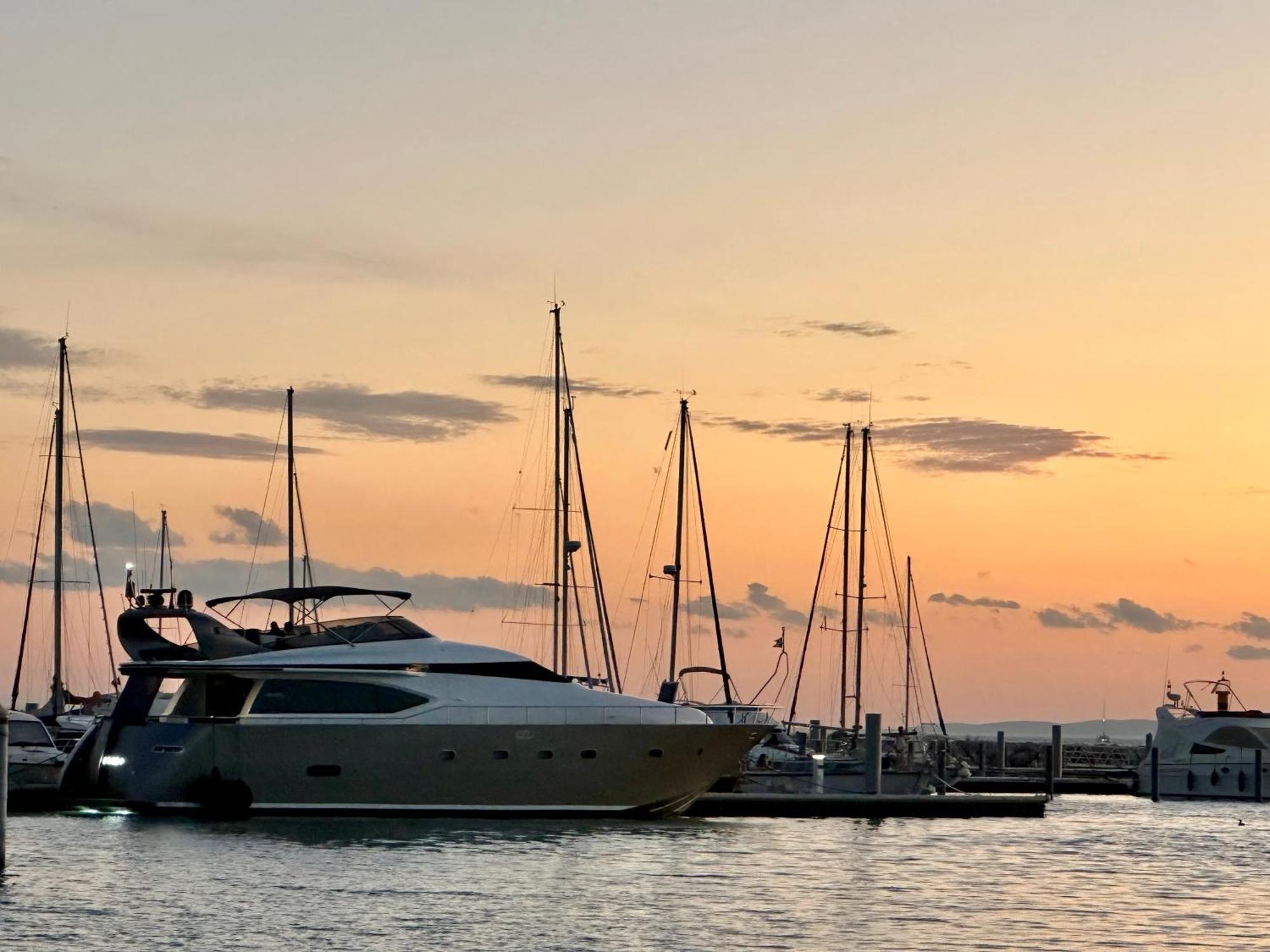 Hotel Motoryacht 21 Avec Equipage Barcellona Esterno foto